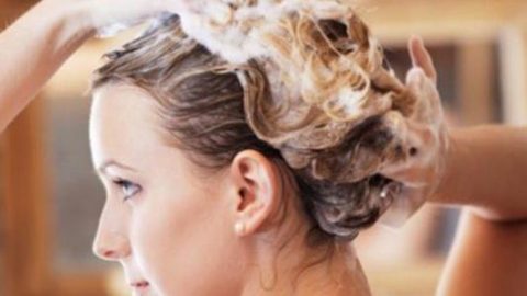 كيف تزيلين صبغة الشعر بشكل طبيعي في المنزل؟