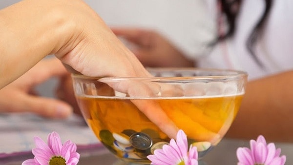 تعرفي على تقنية مناكير الزيت الساخن للعناية باليدين