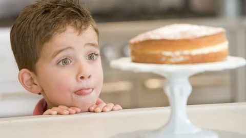 احمي طفلك من الإفراط في تناول الحلويات عبر هذه البدائل