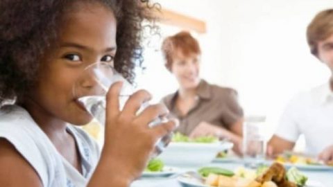 احذري تناول المياه مع الأكل لتفادي هذه المشاكل