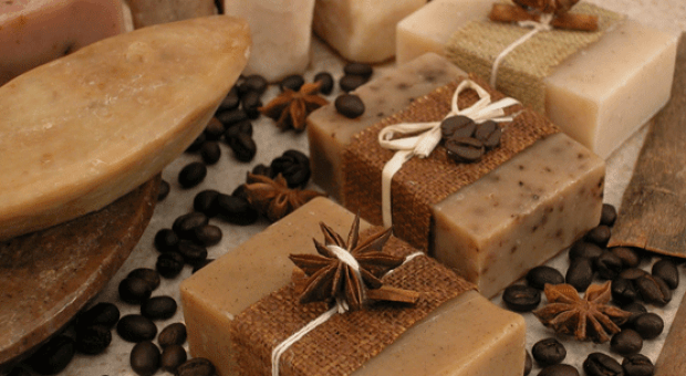 حضري بنفسك صابونة الكاكاو والبن لتفتيح البشرة وتقشيرها