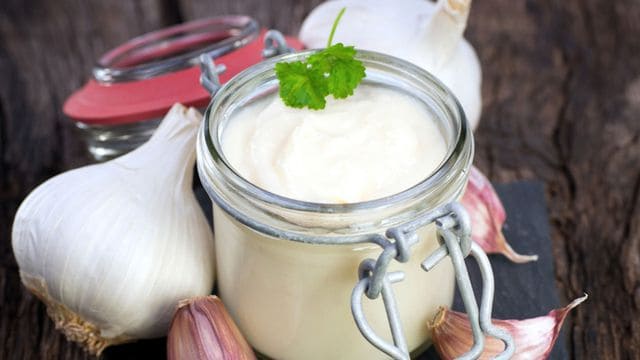 مكونات بسيطة لإعداد ثوم الشاورما