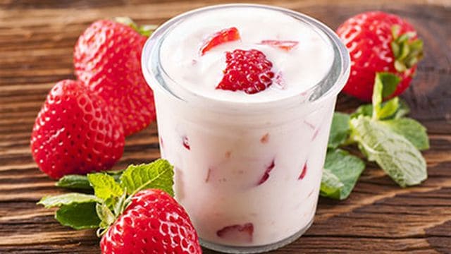 ألذ زبادي فراولة أعديه في المنزل بنفسك
