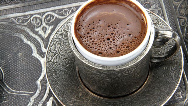 خطوات تجهيز القهوة التركية بالرغوة