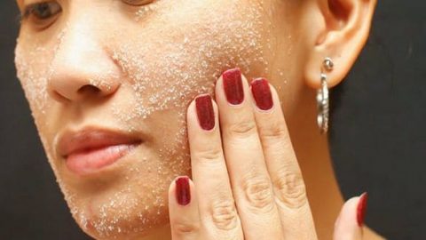 3 مقشرات طبيعية للوجه واليدين والجسم