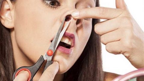 انتبهي من إزالة شعيرات الأنف لهذا السبب!