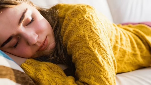 احذري.. وضعيات نوم خاطئة تضر بشرتك