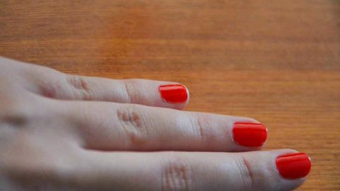 كيف نزيل الطلاء من اليد باستخدام الزيت؟