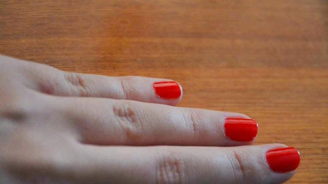 كيف نزيل الطلاء من اليد باستخدام الزيت؟