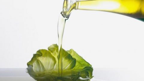 تعرفي على فوائد واستخدامات زيت الخروع الجمالية