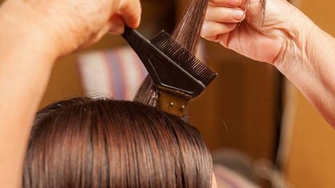 كيف تغيّرين لون شعرك باستخدام الحنّاء؟