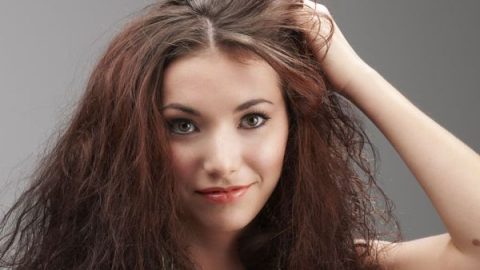 نصائح ووصفات لصاحبات الشعر الجاف والمتقصف