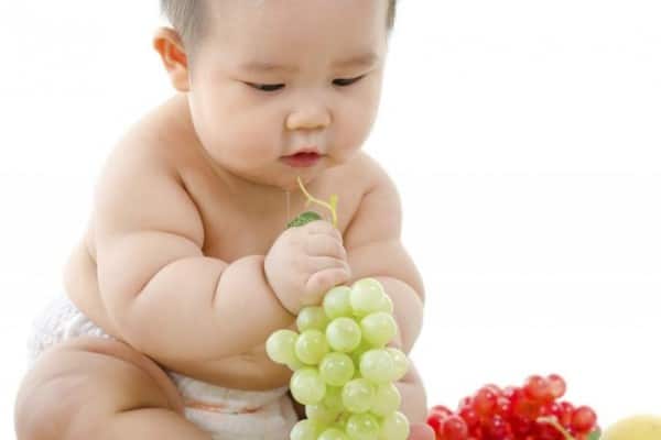 لهذا السبب احذري من إعطاء طفلك العنب