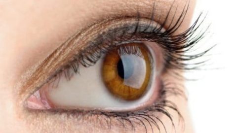 اتبعي هذه النصائح إن كنتِ تعانين من المياه الزرقاء في العينين