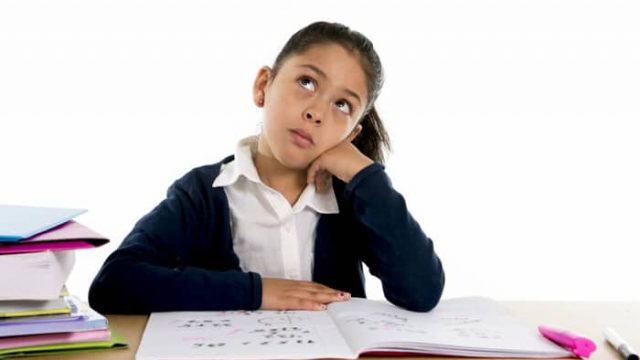 مخاطر الواجبات المدرسية على الأطفال والأولياء