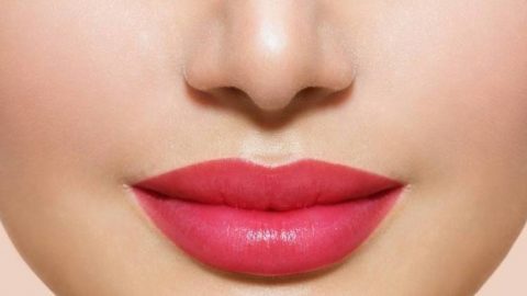 إليك أفضل الوصفات الطبيعية لتكبير الشفاه