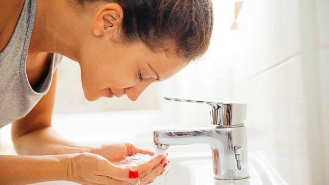 تجنبي هذه العادات الضارة عند غسل وجهك