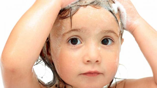 تساقط شعر الأطفال.. أسبابه وطرق علاجه