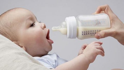 أفضل الطرق لتعقيم زجاجة الرضاعة الخاصة بطفلك