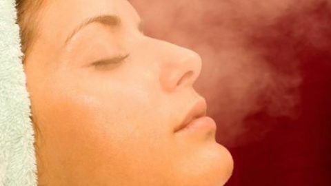 خطوات تنظيف الوجه بالبخار
