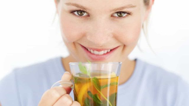 مشروبات طبيعية تخلصك من حب الشباب