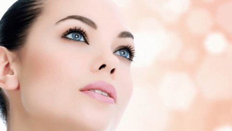 حيل بسيطة تزيد من جمالك.. جربيها