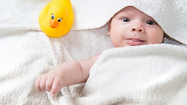خطوات لمساعدتك في حمام مولودك الأول