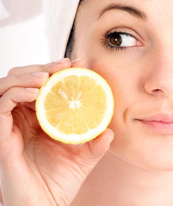 وصفات الليمون للتخلص من البقع الداكنة