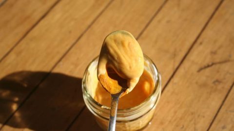 قناع العسل والحليب والكركم لبشرة مشرقة