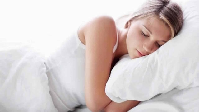 تناولي هذه المشروبات وانعمي بنوم هانئ