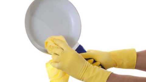 كيف نقوم بتنظيف وعاءٍ محترق؟