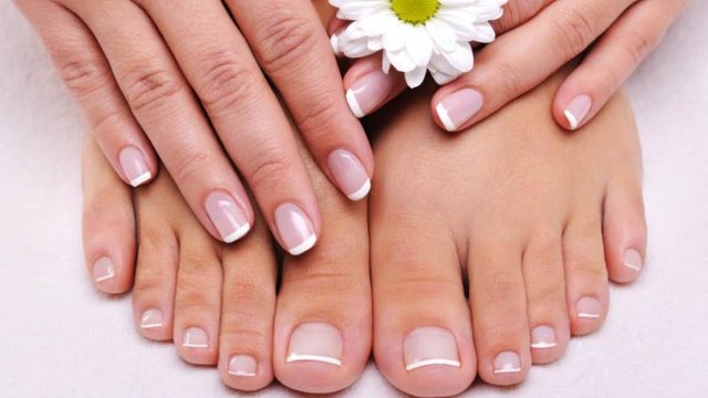 طرق طبيعية للحصول على أظافر قوية وطويلة