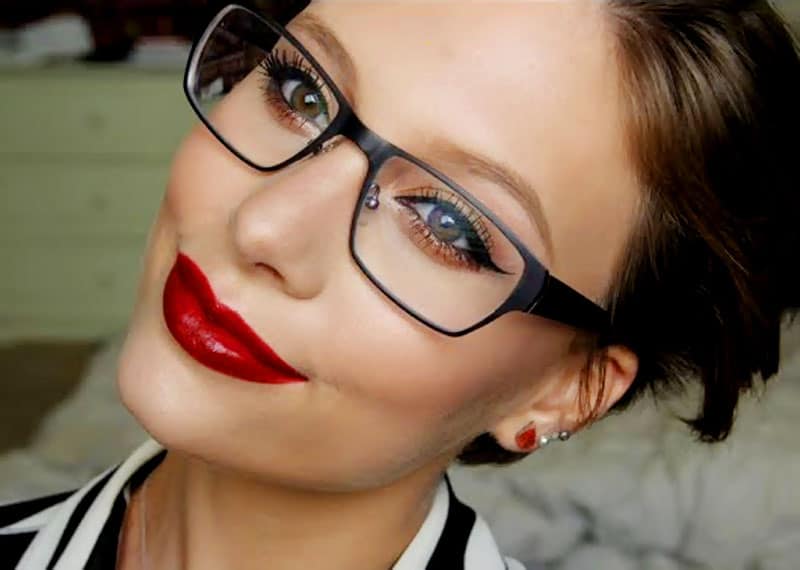 طريقة وضع المكياج المثالي لمرتديات النظارات الطبية