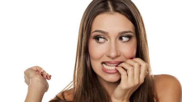 عادات سيئة تدمر مظهر أظافرك بالكامل