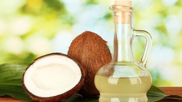 فوائد جمالية عديدة لزيت جوز الهند .. اكتشفيها