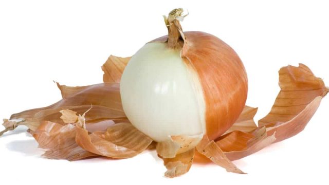 لا ترمي قشر البصل بعد اليوم.. استخدميه للعناية بجمالك