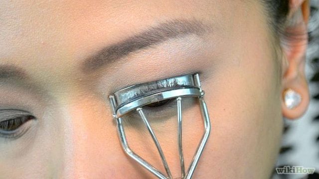 أخطاء فادحة لمكبس الرموش.. احذريها