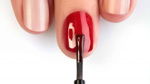 نصائح فعالة للتغلب على مشاكل طلاء الأظافر