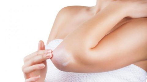 وصفات رائعة لتتخلصي من سواد الركبتين والمرفقين