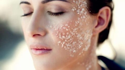 إليك هذه الماسكات الرائعة من ملح البحر للتخلص من مشاكل البشرة