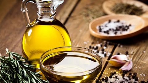 هذه هي الطريقة الصحيحة لاستخدام زيت الزيتون لإطالة الشعر