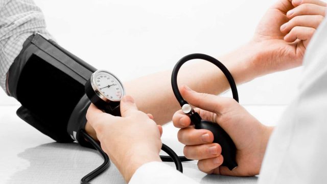 طرق طبيعية لعلاج انخفاض ضغط الدم