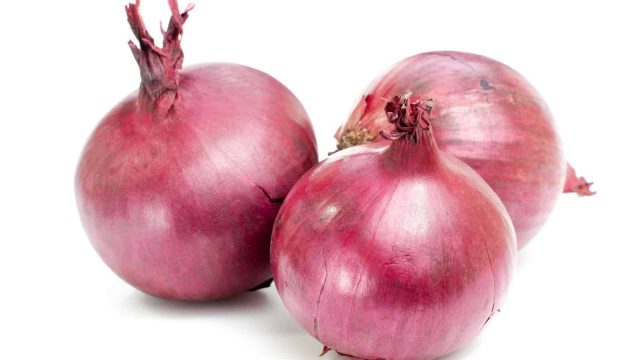 طرق فعالة لتقطيع البصل بدون دموع