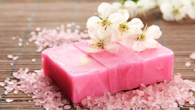 كيف تختارين صابون الاستحمام المناسب لبشرتك؟