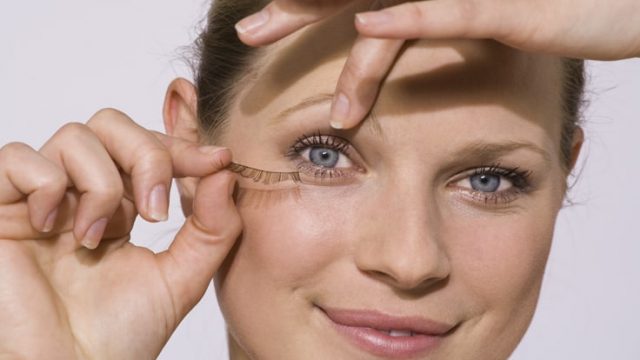 خطوات بسيطة لتركيب الرموش الاصطناعية