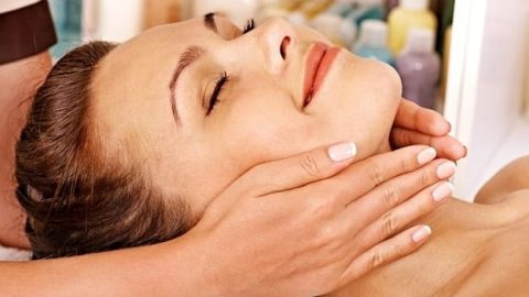 جربي زيت الرمان لشد البشرة وتعزيز إنتاج الكولاجين