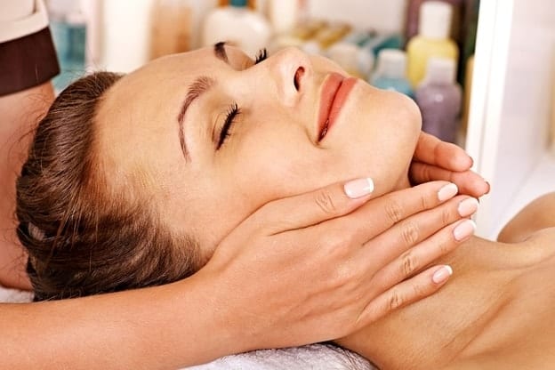 جربي زيت الرمان لشد البشرة وتعزيز إنتاج الكولاجين