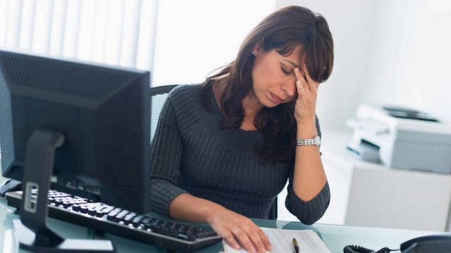 ما هي المسافة التي يجب أن تكون بينك وبين شاشة الحاسوب؟