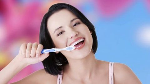 أعشاب طبيعية لأسنان بيضاء كاللؤلؤ