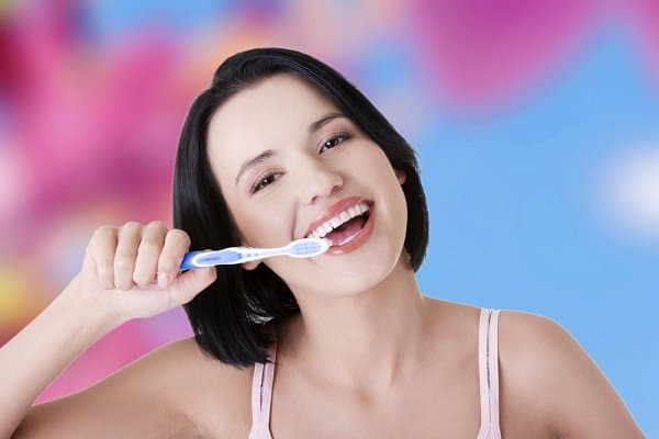 أعشاب طبيعية لأسنان بيضاء كاللؤلؤ